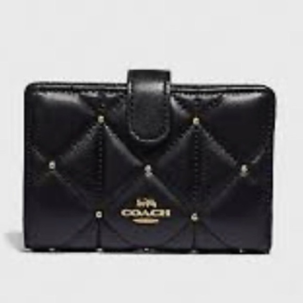MEDIUM CORNER ZIP WALLET WITH STUDDED DIAMOND QUILTING (COACH F39102)
